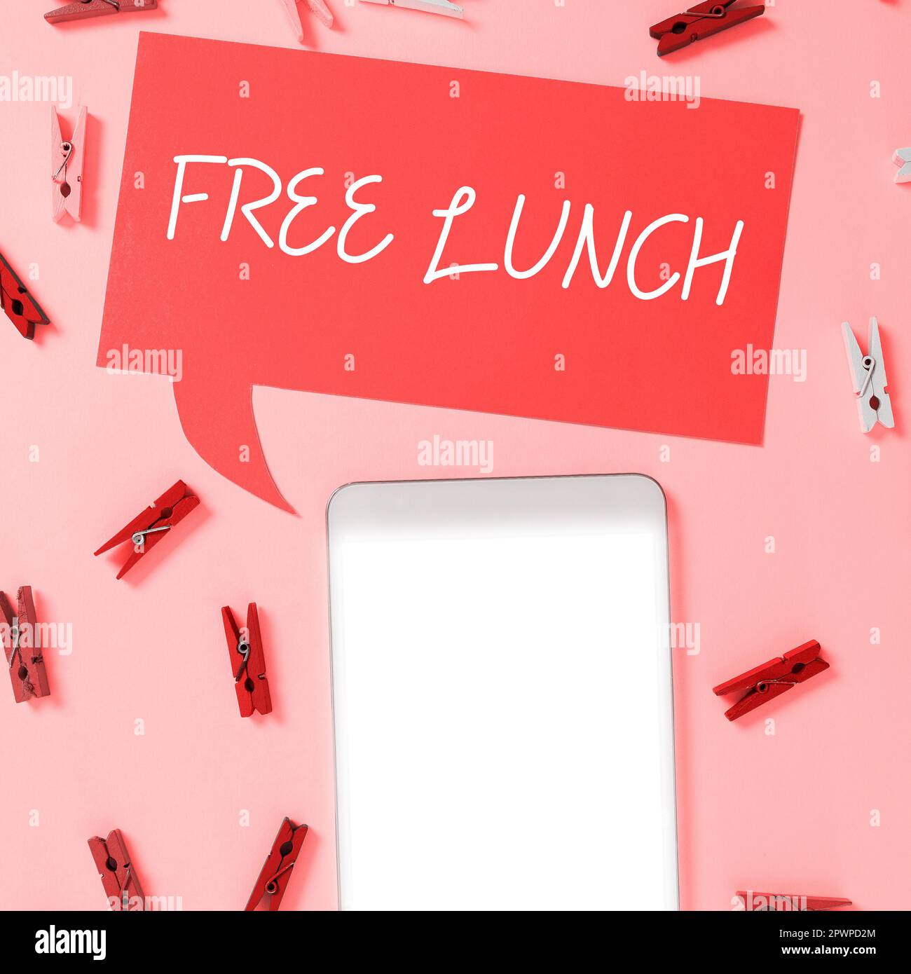 Schild mit der Aufschrift „Gratis Lunch“, ein Wort, das auf etwas steht, das man umsonst bekommt und für das man normalerweise arbeiten oder bezahlen muss Stockfoto