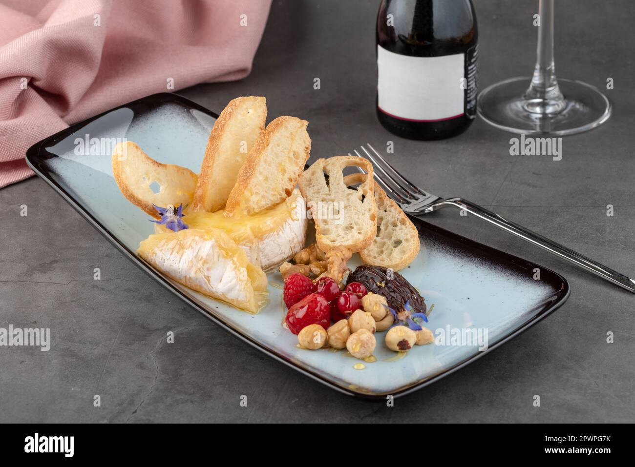 Heißer Camembert-Käse auf einem Steintisch im Feinschmeckerrestaurant Stockfoto