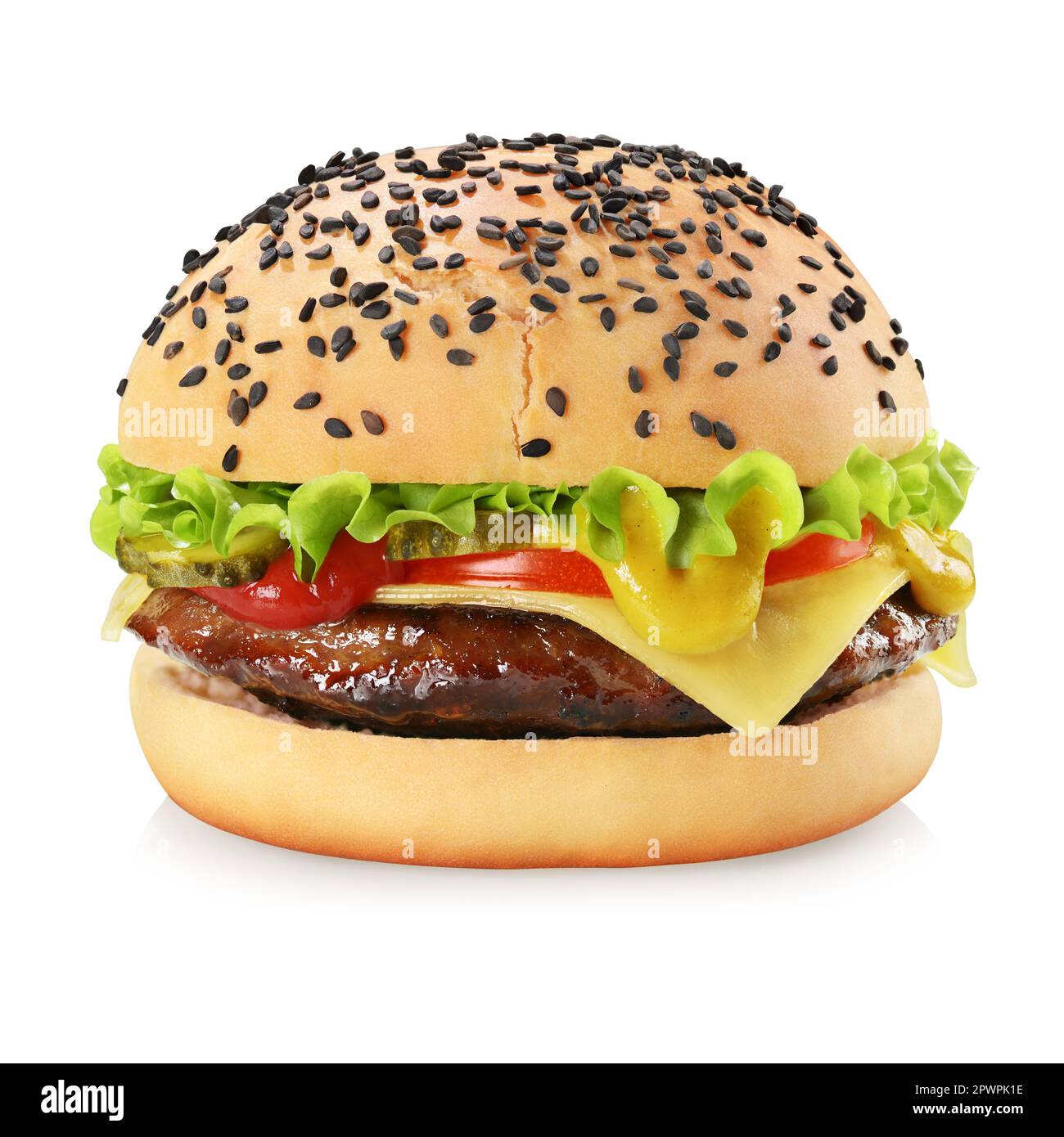 Cheeseburger mit Rinderpastete, Gurken, Käse, Tomaten, Zwiebeln, Salat, Ketchup und Senf, isoliert auf weißem Hintergrund. Stockfoto