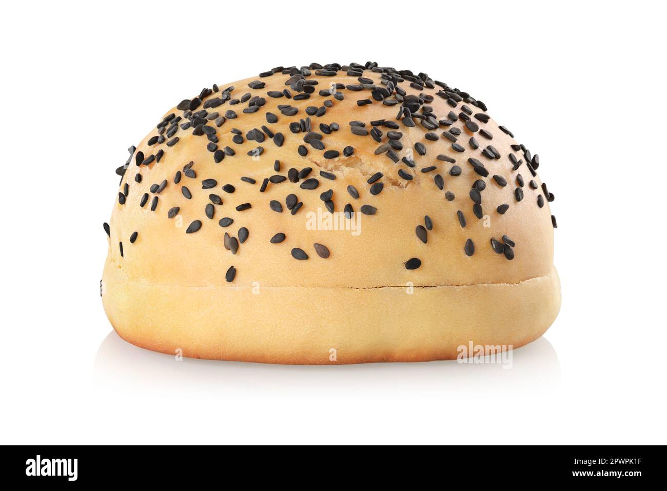 Hamburger-Brötchen mit schwarzen Sesamsamen, isoliert auf weißem Hintergrund. Stockfoto