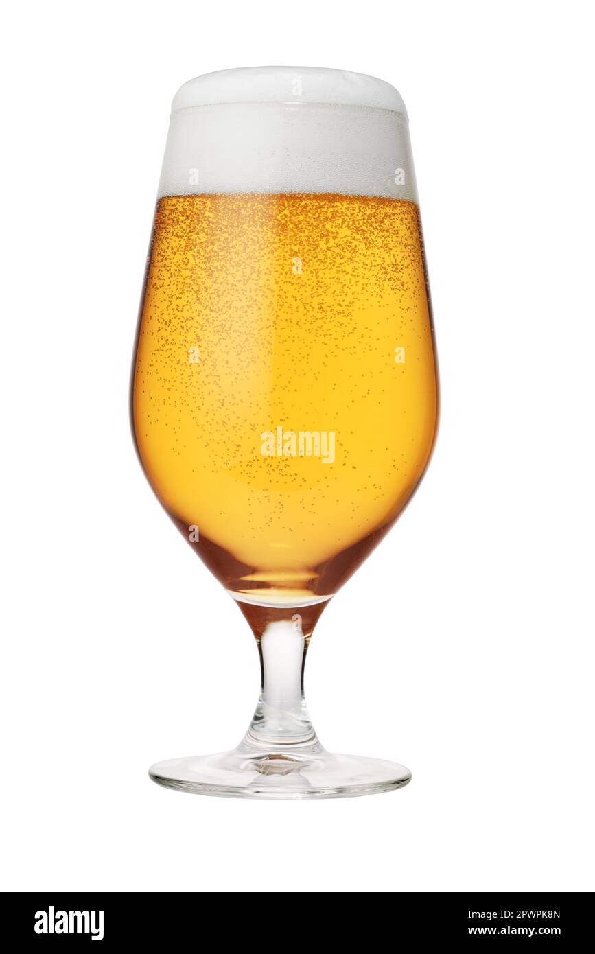 Ein Glas Bier mit Schaumstoffkappe auf weißem Hintergrund Stockfoto