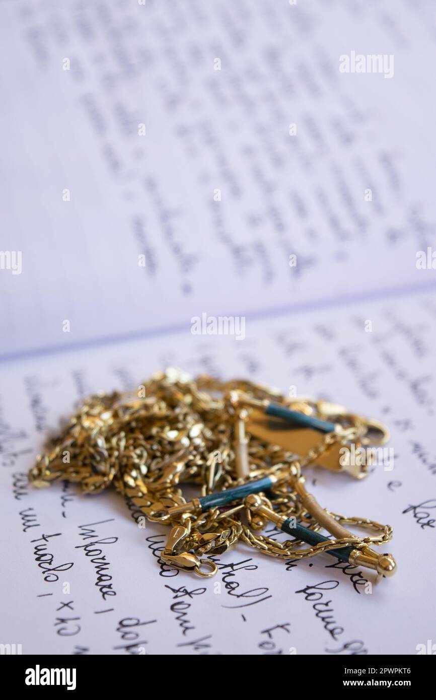 Goldschmuck auf einem handgeschriebenen Notizbuch Stockfoto