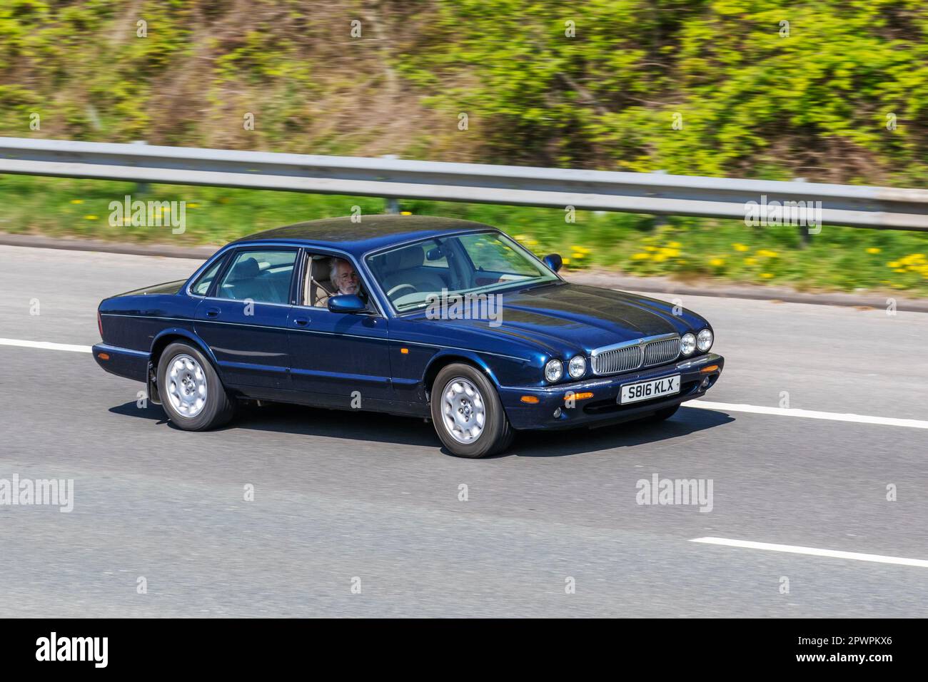1998 90s Blauer Jaguar XJ8, Jaguar. XJ8 SWB Auto Blue Car Limousine Benzinmotor 3248 cm3; Fahrt auf der Autobahn M61, Großbritannien Stockfoto