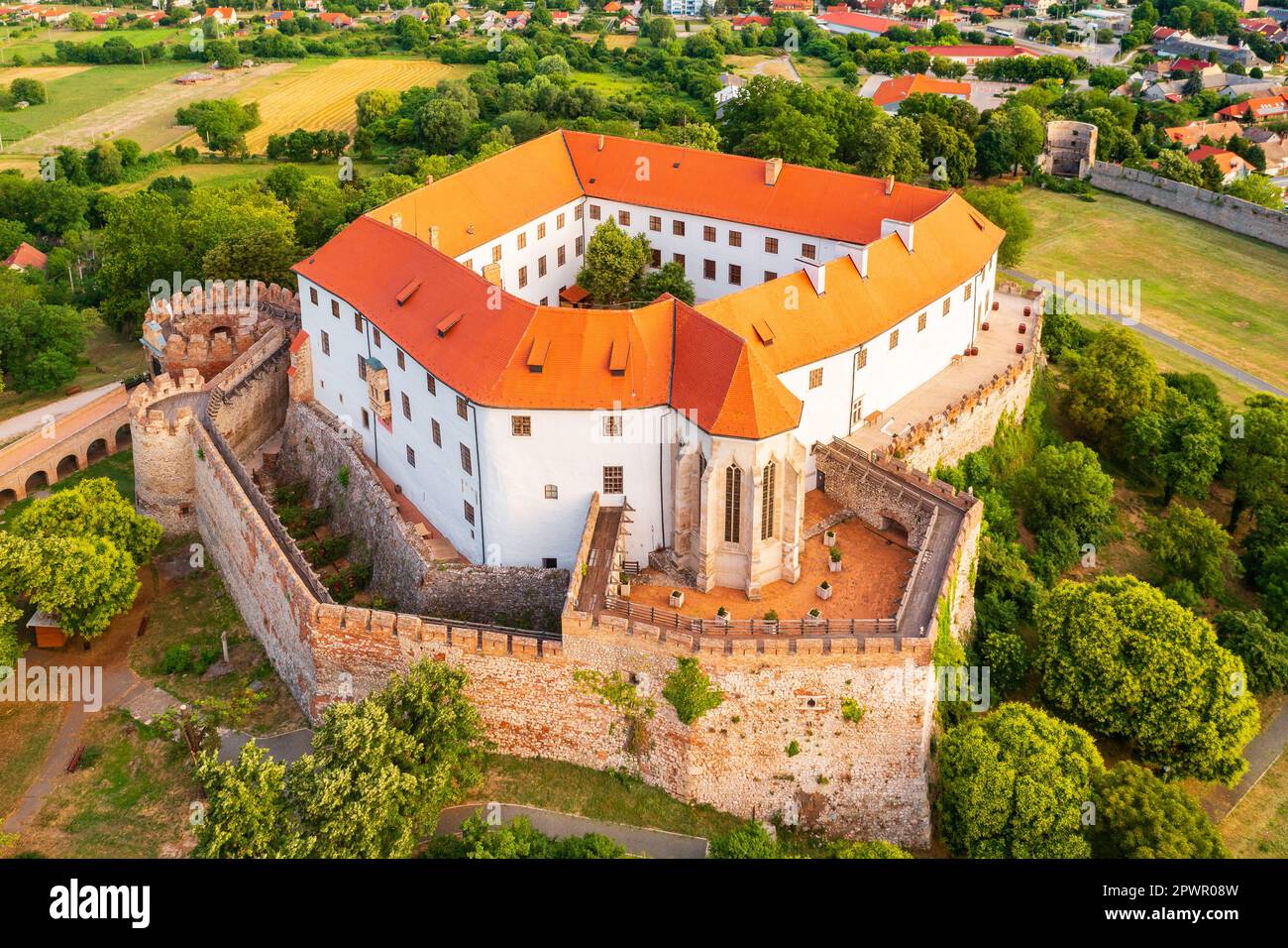 Aus der Vogelperspektive auf die Burg Siklós, die sich am südlichen Fuß des Villány-Gebirges befindet. Stockfoto