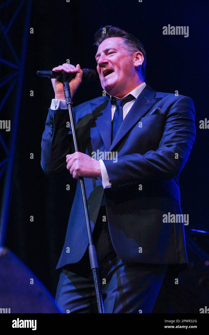 Tony Hadley tritt beim Cheltenham Jazz Festival am 29. April 2023 auf Stockfoto