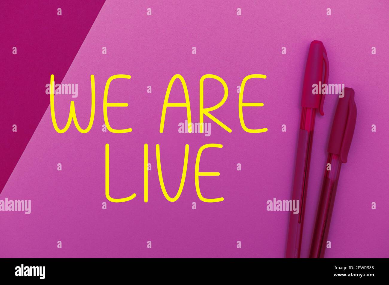 Handgeschriebener Text Wir sind live, Conceptual Photo Continuous Report oder Chat, der in Echtzeit gestreamt wird Stockfoto