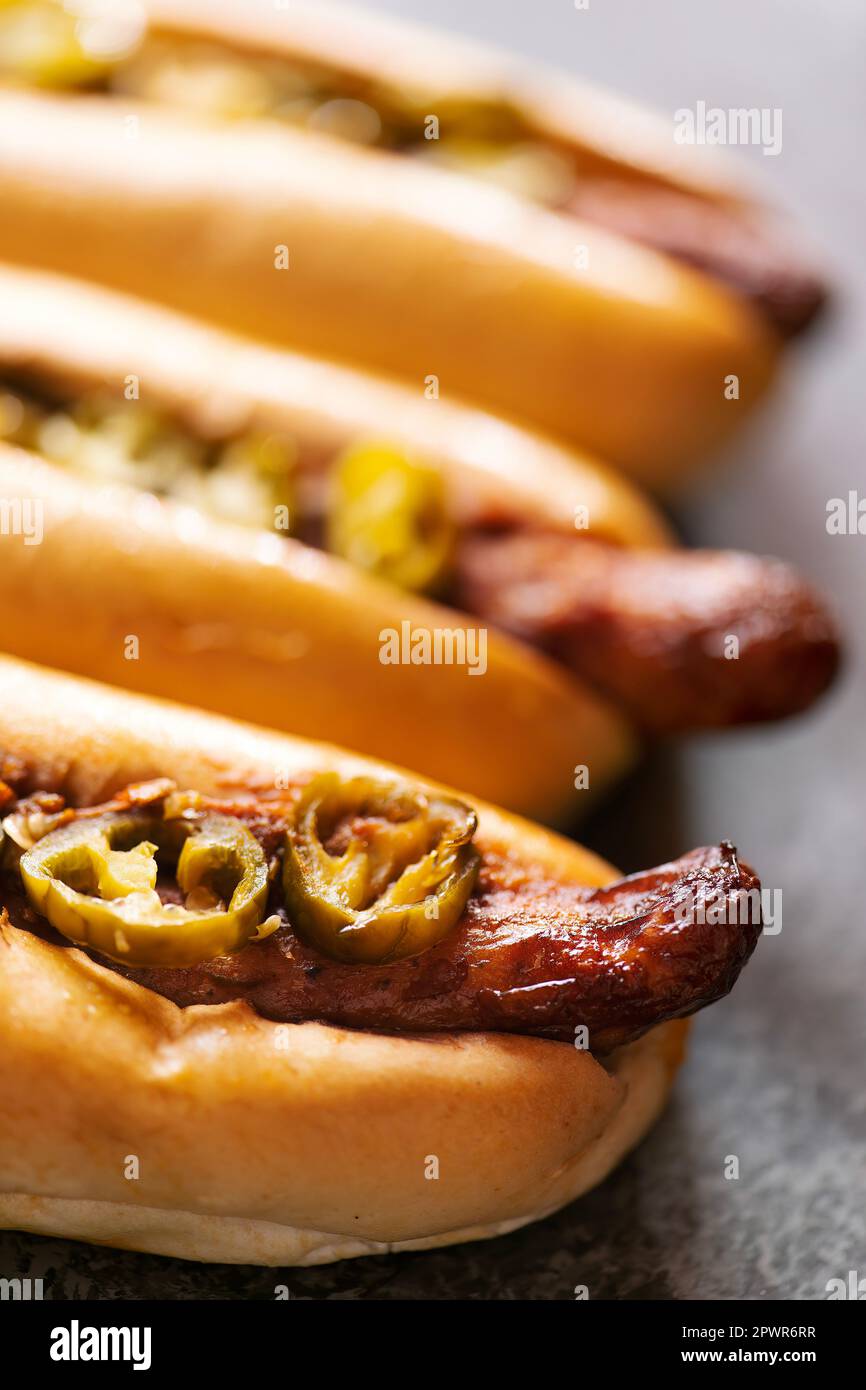 Rustikales amerikanisches Street Food scharfer Chili Hotdog Stockfoto
