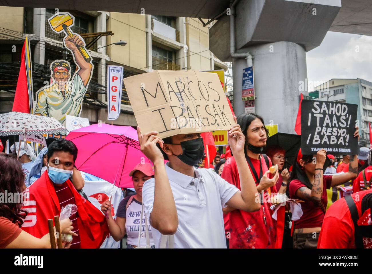 Während des Protests am Tag der Arbeit in Manila halten Führer, Arbeiter und Aktivisten der Union Schilder für ihre Meinung. Das Hauptziel des Tags der Arbeit ist es, die harte Arbeit und das Engagement der Arbeiterklasse anzuerkennen und gleichzeitig das Bewusstsein für ihre Rechte zu schärfen, um sie vor Ausbeutung zu schützen. Die Arbeiter auf den Philippinen setzen die Regierung unter Druck, die Löhne landesweit zu erhöhen, angesichts der steigenden Preise für Grundstoffe. Einige philippinische Arbeitnehmer sind nach wie vor mit Beschäftigungsproblemen wie niedrigen Löhnen, Unterbeschäftigung, Arbeitslosigkeit und Misshandlung von Wanderarbeitnehmern konfrontiert. (Foto: Ryan Eduard Benaid / Stockfoto