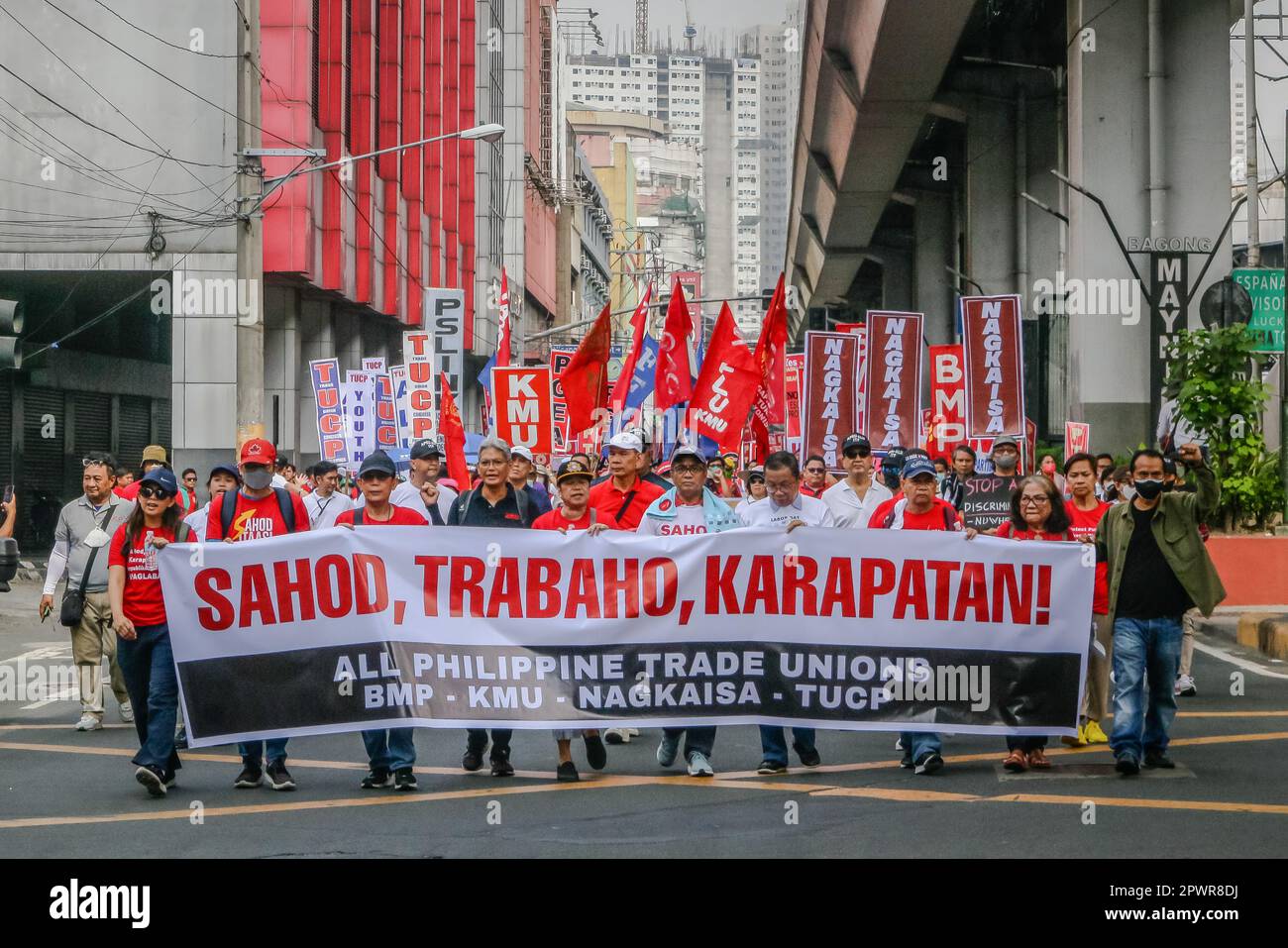 Während des Protests am Labor Day in Manila marschieren Gewerkschaftsführer, Arbeiter und Aktivisten mit einem Banner durch die Straßen. Das Hauptziel des Tags der Arbeit ist es, die harte Arbeit und das Engagement der Arbeiterklasse anzuerkennen und gleichzeitig das Bewusstsein für ihre Rechte zu schärfen, um sie vor Ausbeutung zu schützen. Die Arbeiter auf den Philippinen setzen die Regierung unter Druck, die Löhne landesweit zu erhöhen, angesichts der steigenden Preise für Grundstoffe. Einige philippinische Arbeitnehmer sind nach wie vor mit Beschäftigungsproblemen wie niedrigen Löhnen, Unterbeschäftigung, Arbeitslosigkeit und Misshandlung von Wanderarbeitnehmern konfrontiert. (Foto von Ryan Eduard Be Stockfoto