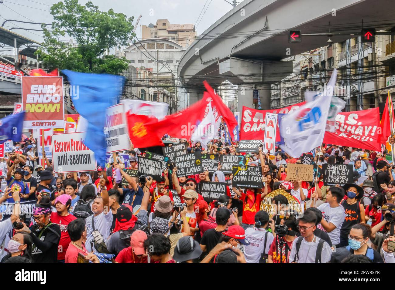 Während des Protests am Labor Day in Manila halten Führer, Arbeiter und Aktivisten der Union Schilder und Flaggen. Das Hauptziel des Tags der Arbeit ist es, die harte Arbeit und das Engagement der Arbeiterklasse anzuerkennen und gleichzeitig das Bewusstsein für ihre Rechte zu schärfen, um sie vor Ausbeutung zu schützen. Die Arbeiter auf den Philippinen setzen die Regierung unter Druck, die Löhne landesweit zu erhöhen, angesichts der steigenden Preise für Grundstoffe. Einige philippinische Arbeitnehmer sind nach wie vor mit Beschäftigungsproblemen wie niedrigen Löhnen, Unterbeschäftigung, Arbeitslosigkeit und Misshandlung von Wanderarbeitnehmern konfrontiert. (Foto: Ryan Eduard Benaid/SOPA Images/SIP Stockfoto