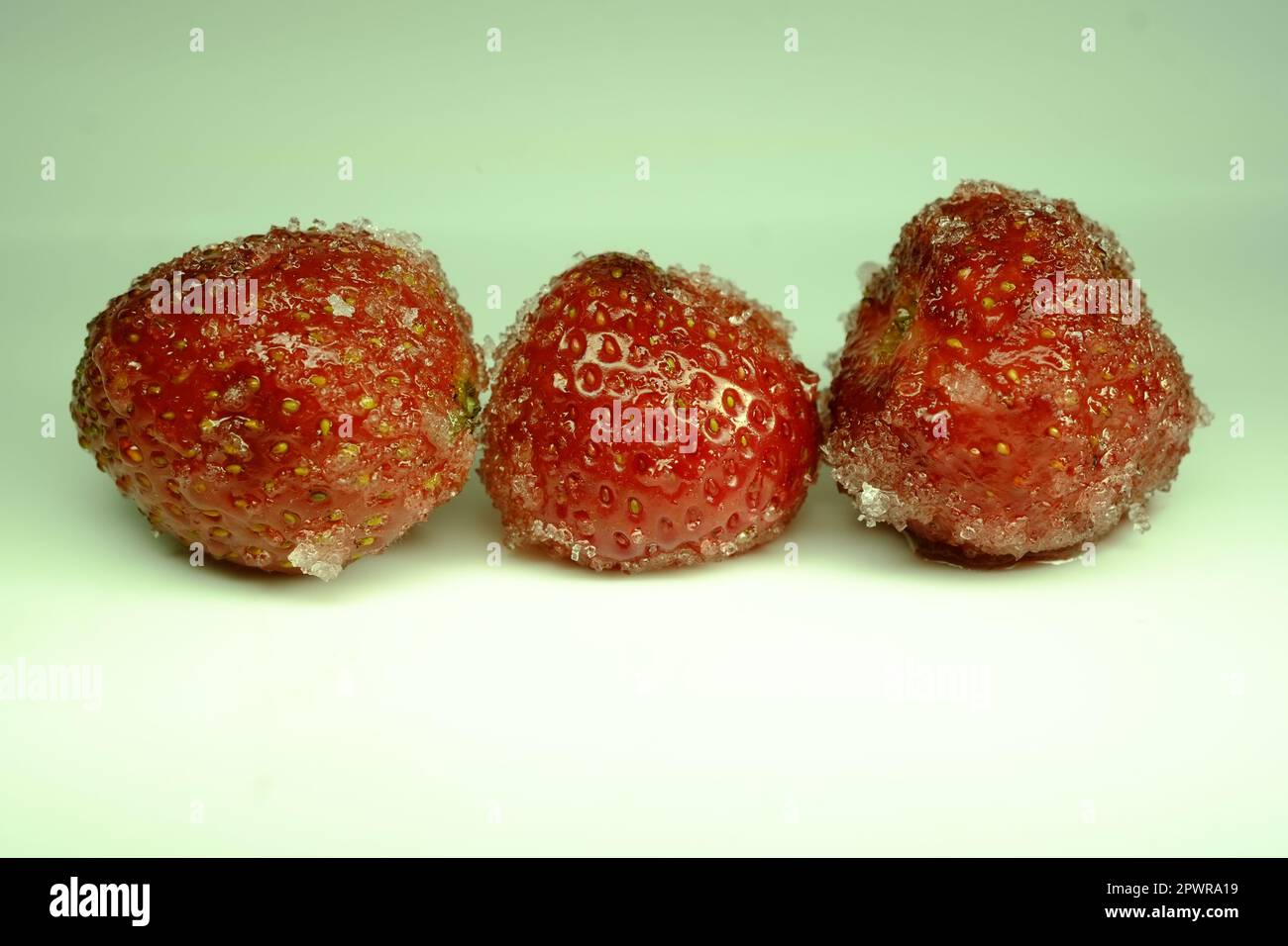 Erdbeere und Zucker während der Konfitüre Stockfoto