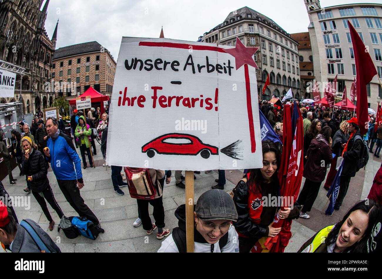 München, Bayern, Deutschland. 1. Mai 2023. Demonstrieren unter dem Motto „ungebrochen solidarisch!“ ("ungebrochen in Solidarität"), Tausende deutsche Arbeiter nahmen die Straßen von München, Deutschland für den Maitag zur Unterstützung der europäischen Solidarität und der Arbeitnehmerrechte und um Unternehmen und Unternehmensleitungen zu sagen, dass es genug Geld gibt, um ihnen in Zeiten der Inflation und der Lebenshaltungskostenkrise einen Lohn zu zahlen. Kredit: ZUMA Press, Inc./Alamy Live News Stockfoto