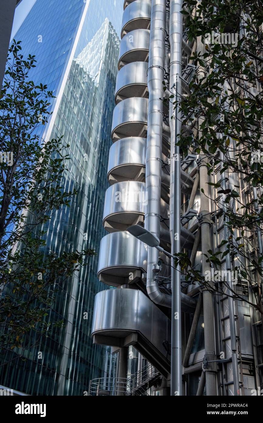 Wunderschöne Architektur in der Stadt london, mit Lloyds Gebäude und Skalpell Gebäude daneben Stockfoto