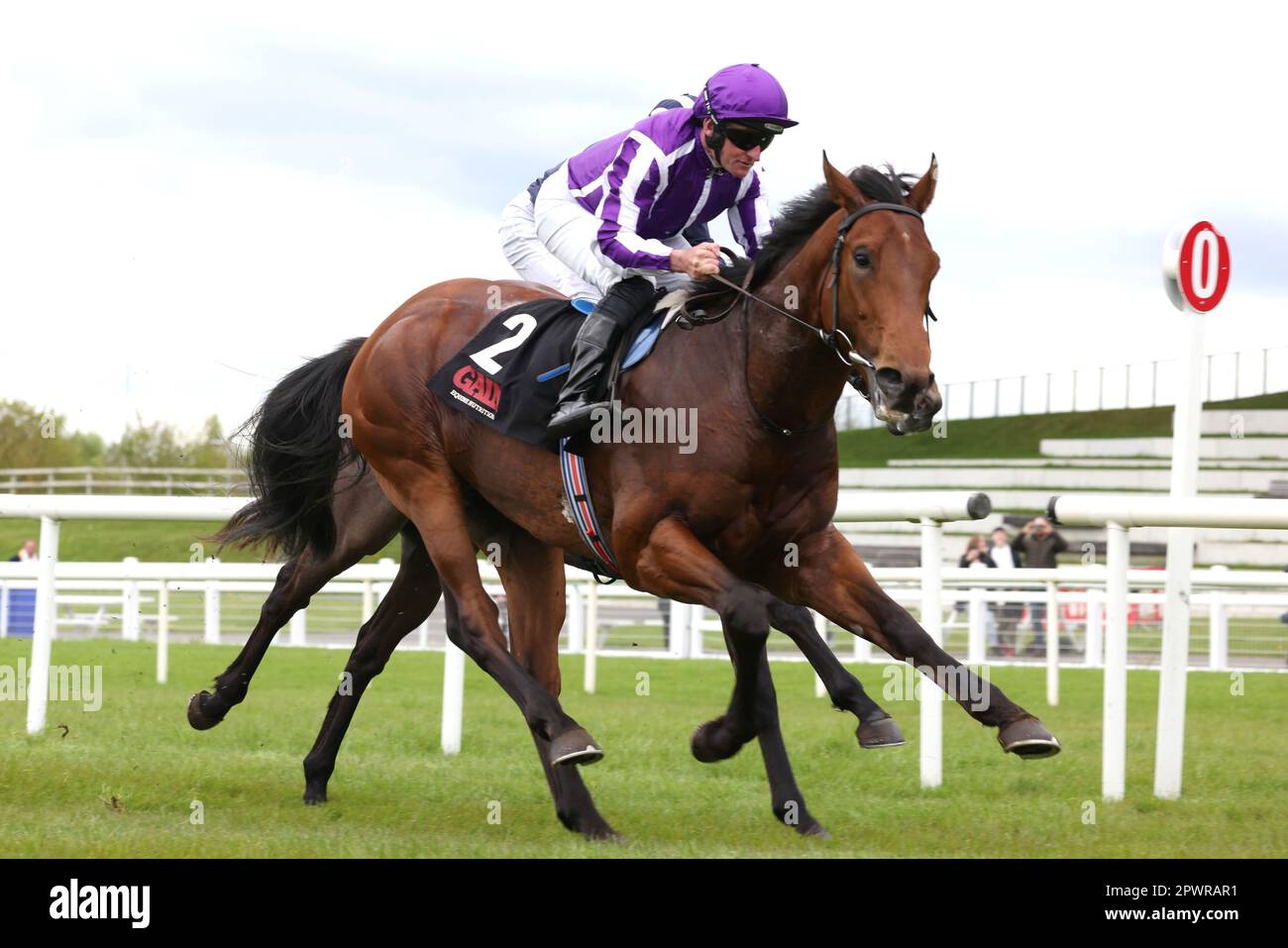 Seine Majestät, geritten von Jockey Seamie Heffernan, gewinnt den Gewinn-First-Flier-Einsatz auf der Rennbahn Curragh, County Kildare. Foto: Montag, 1. Mai 2023. Stockfoto