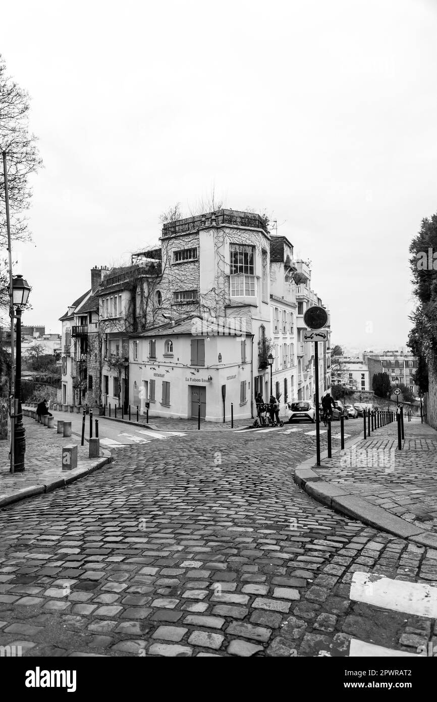 Paris, Frankreich - 19. Januar 2022: Blick auf die Straße von Montmartre, einem der lebhaftesten und beliebtesten Viertel von Paris, der französischen Hauptstadt. Stockfoto
