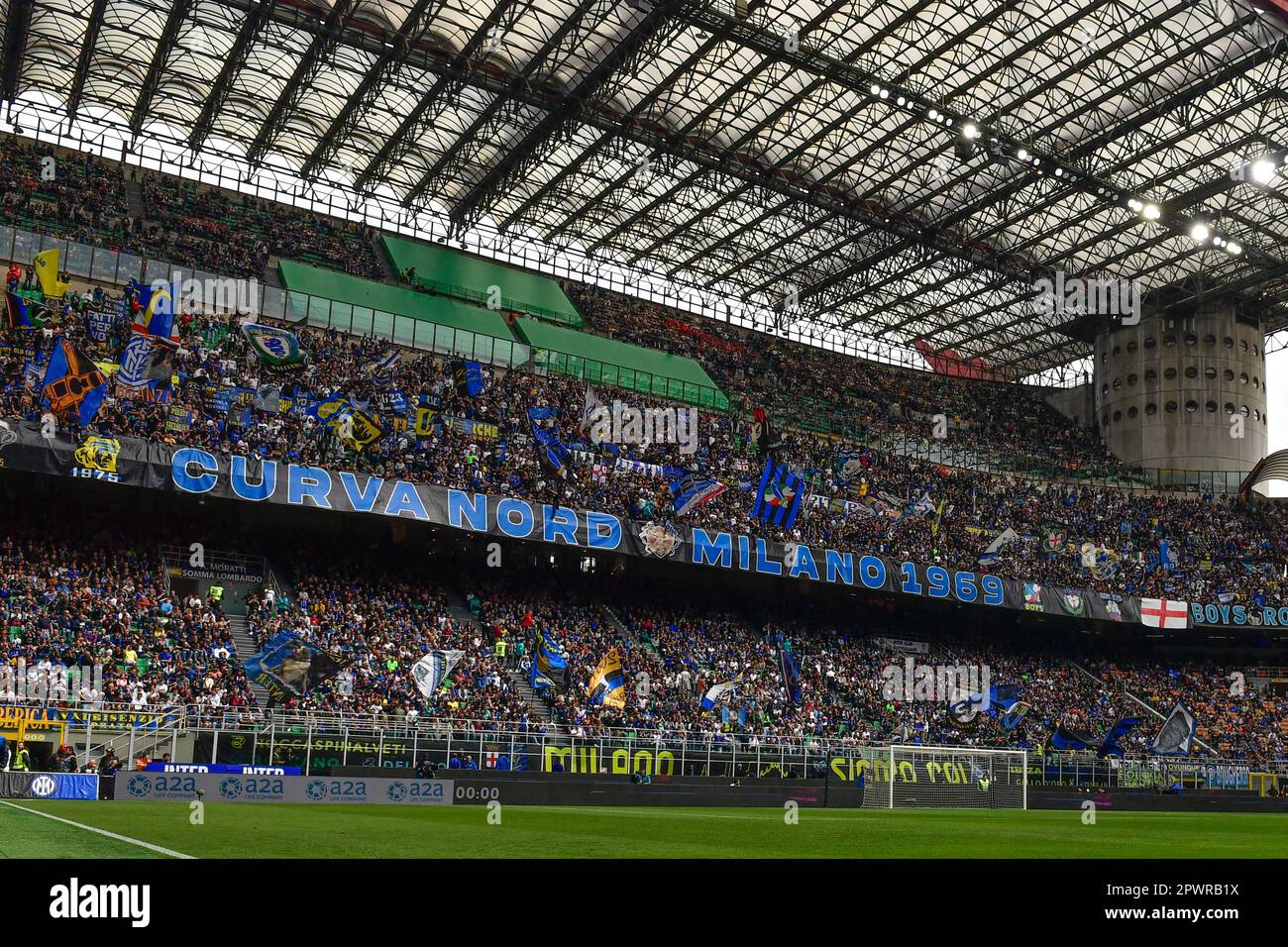 Mailand, Italien. 30., 2023. April. Fußballfans von Inter wurden während des Spiels der Serie A zwischen Inter und Lazio auf der Tribüne des Giuseppe Meazza in Mailand gesehen. (Foto: Gonzales Photo - Tommaso Fimiano). Stockfoto