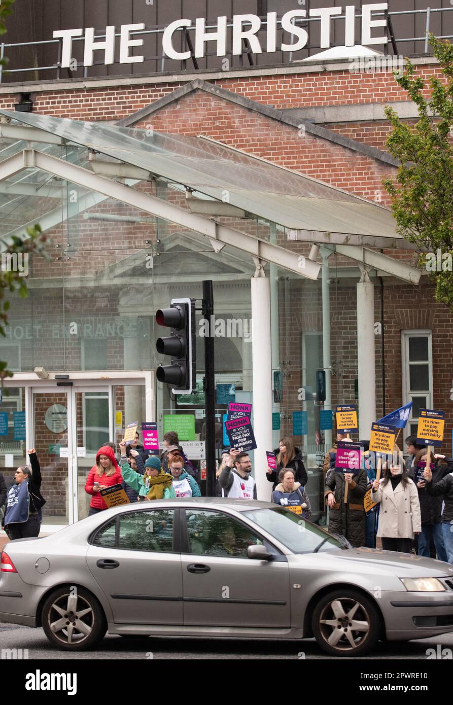 Manchester, Großbritannien. 1. Mai 2023 Manchester UK. Krankenschwestern streiken im Christie Cancer Hospital Manchester North West Vereinigtes Königreich.selbst mit Empfehlungen des Royal College of Nursing Union stimmten die Mitglieder des RCN mit einer Mehrheit von 54% für weitere Streikaktionen. Bild: Garyroberts/worldwidefeatures.com Kredit: GaryRobertsphotography/Alamy Live News Stockfoto