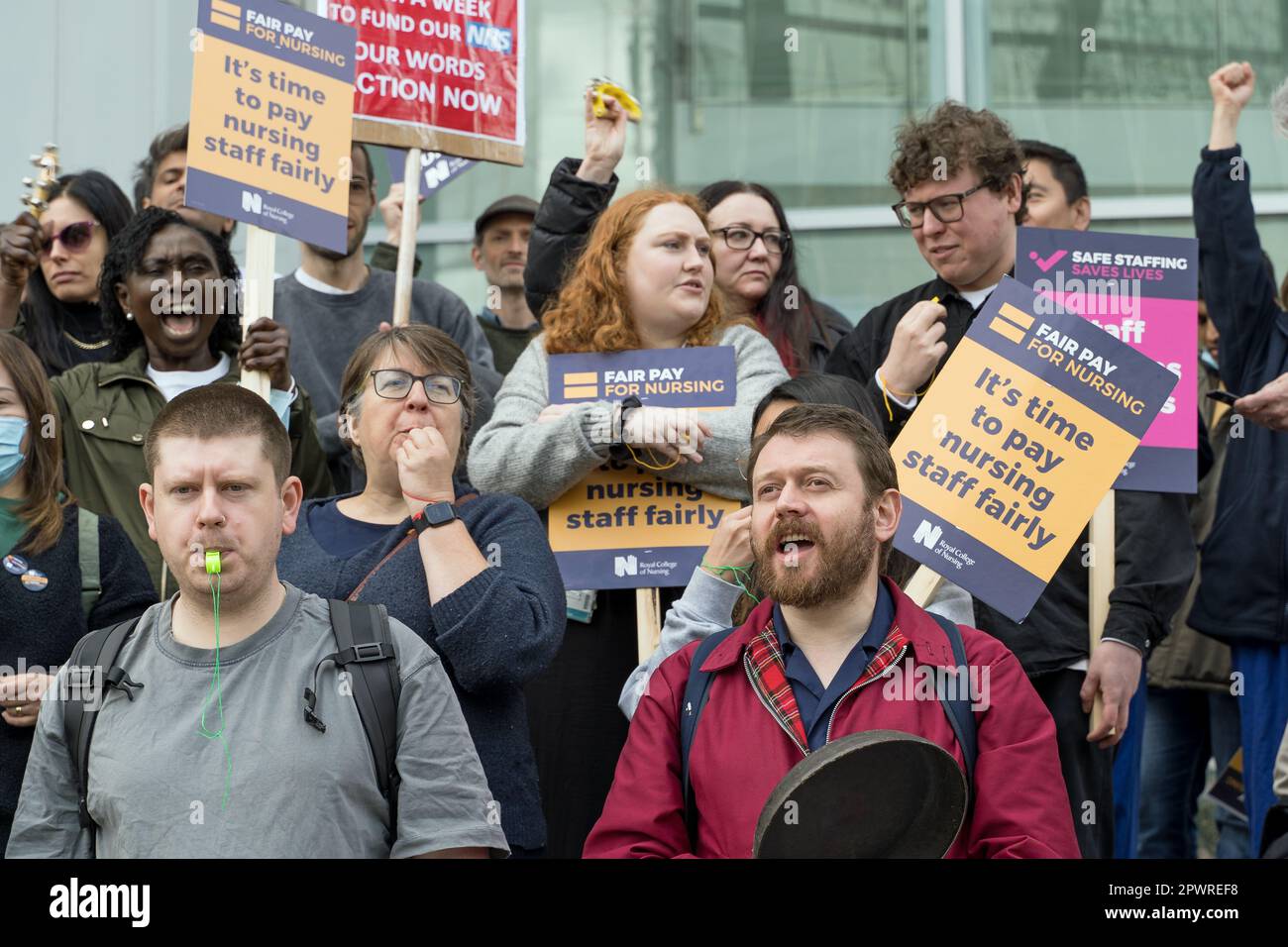Krankenschwestern streiken an der offiziellen Streikpostenlinie vor dem UCL Hospital, protestieren gegen faire Bezahlung und Arbeitsbedingungen im NHS. London - 1. Mai 2023 Stockfoto