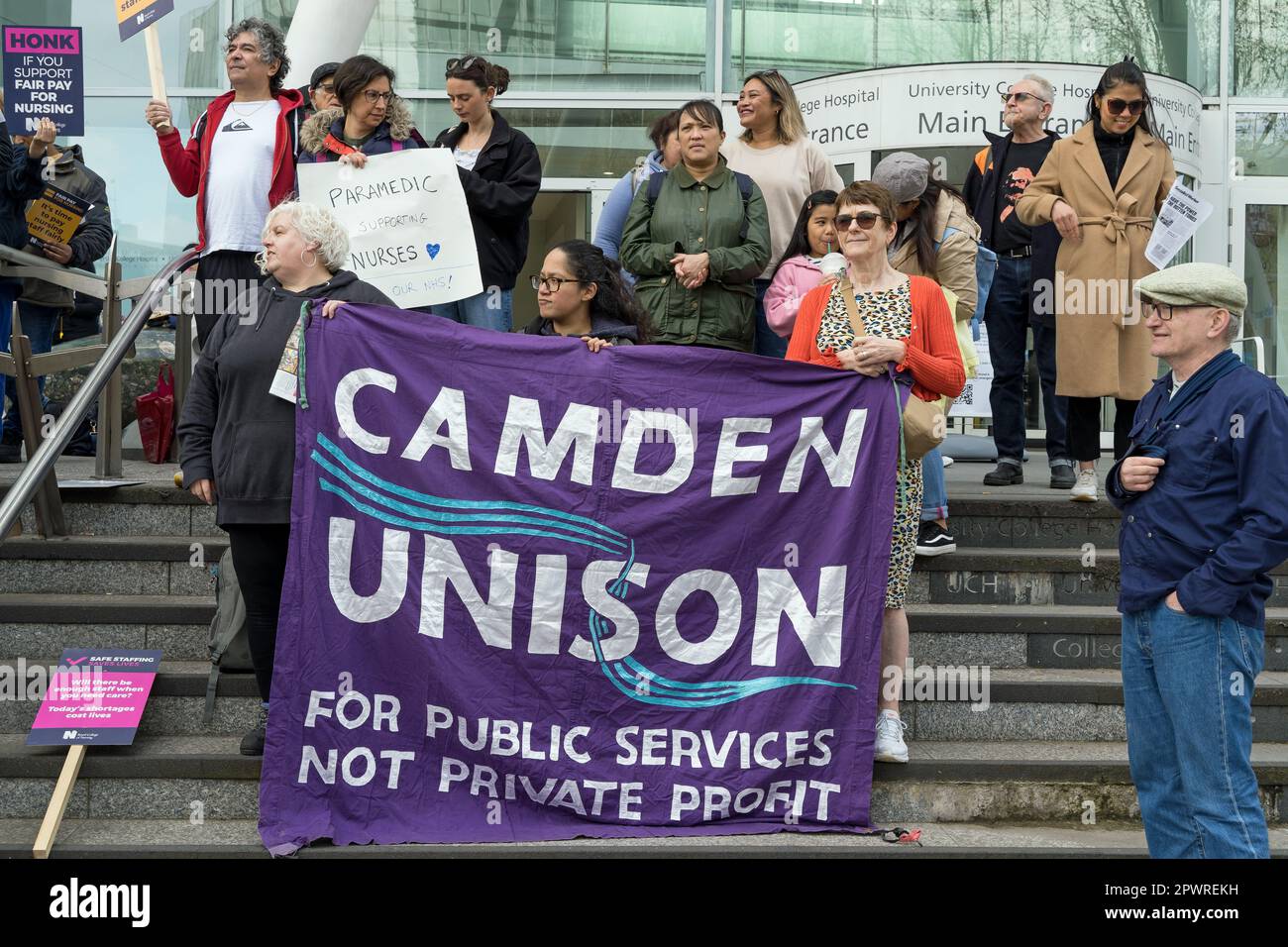 Krankenschwestern streiken an der offiziellen Streikpostenlinie vor dem UCL Hospital, protestieren gegen faire Bezahlung und Arbeitsbedingungen im NHS. London - 1. Mai 2023 Stockfoto