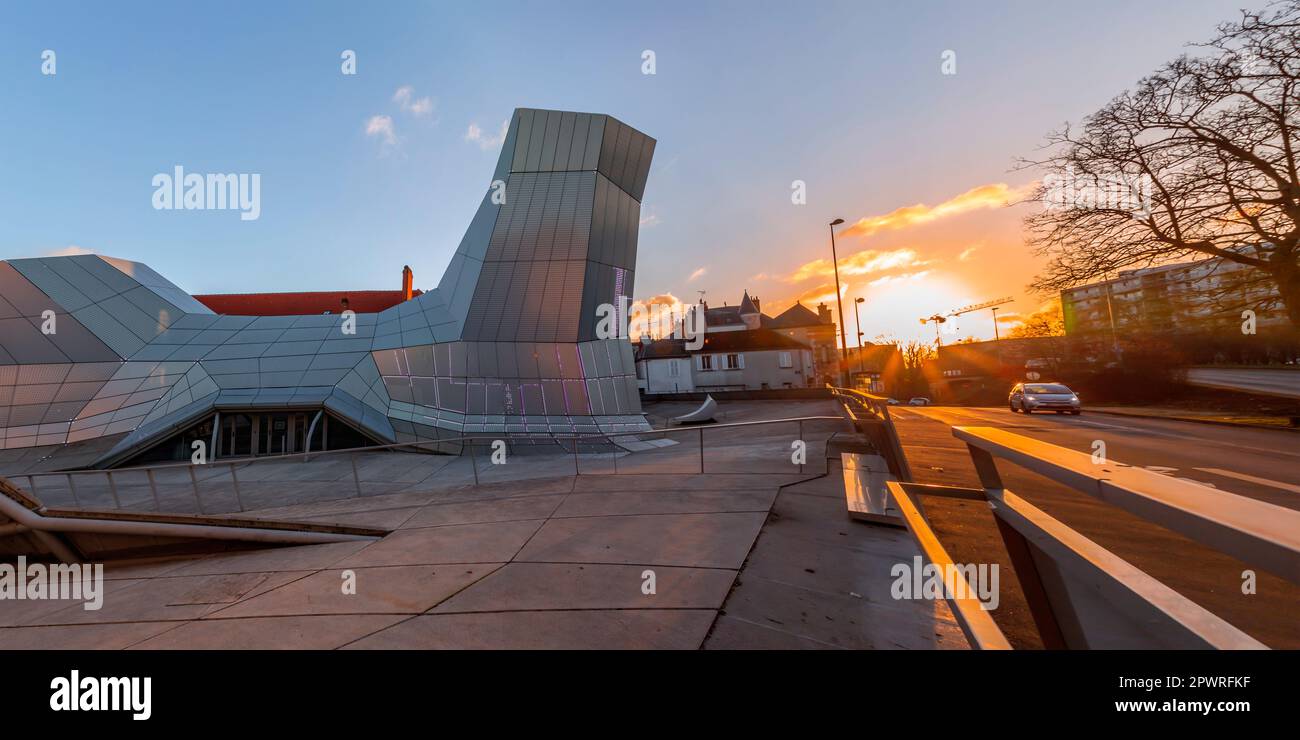 Orleans, Frankreich - 21. JANUAR 2022: Das Frac Centre-Val de Loire ist eine öffentliche Galerie zeitgenössischer Kunst der Region Centre-Val de Loire in Frankreich. Stockfoto