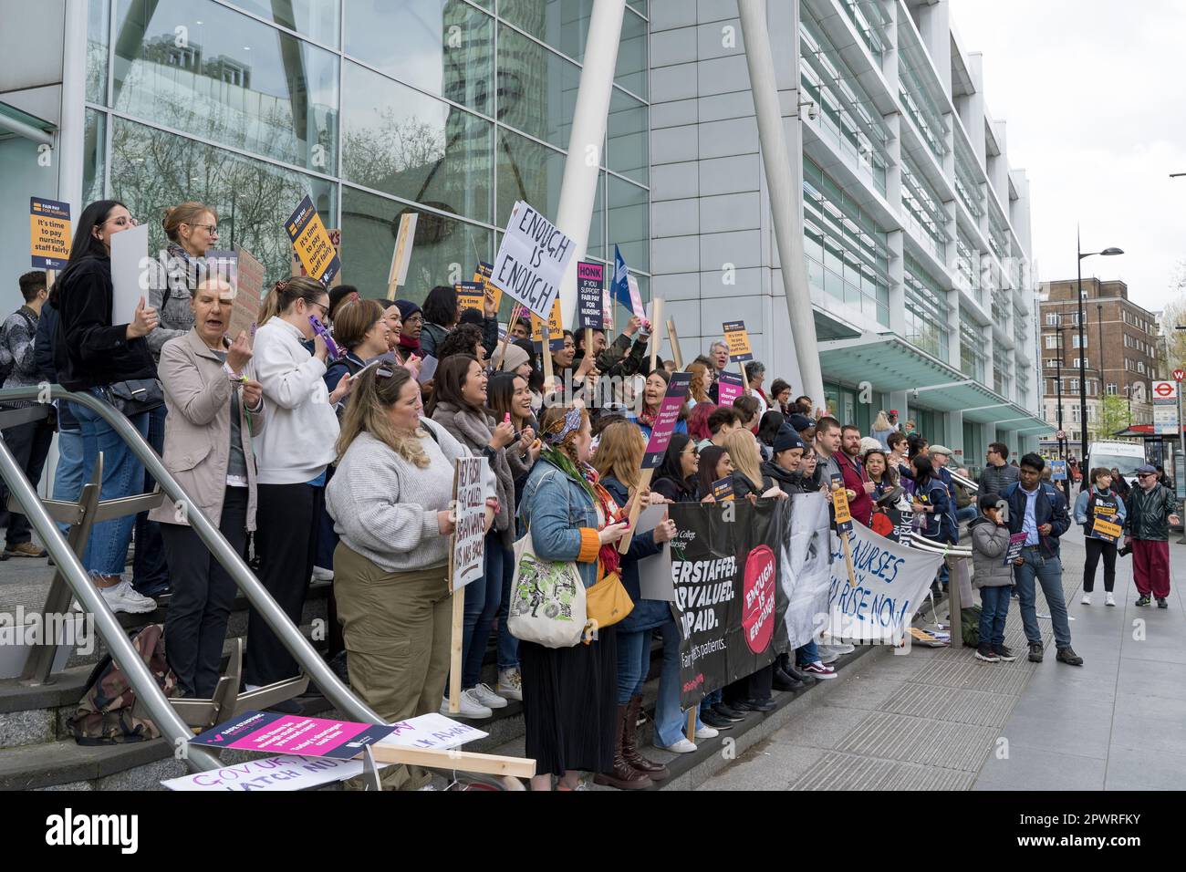 Krankenschwestern streiken an der offiziellen Streikpostenlinie vor dem UCL Hospital, protestieren gegen faire Bezahlung und Arbeitsbedingungen im NHS. London - 1. Mai 2023 Stockfoto