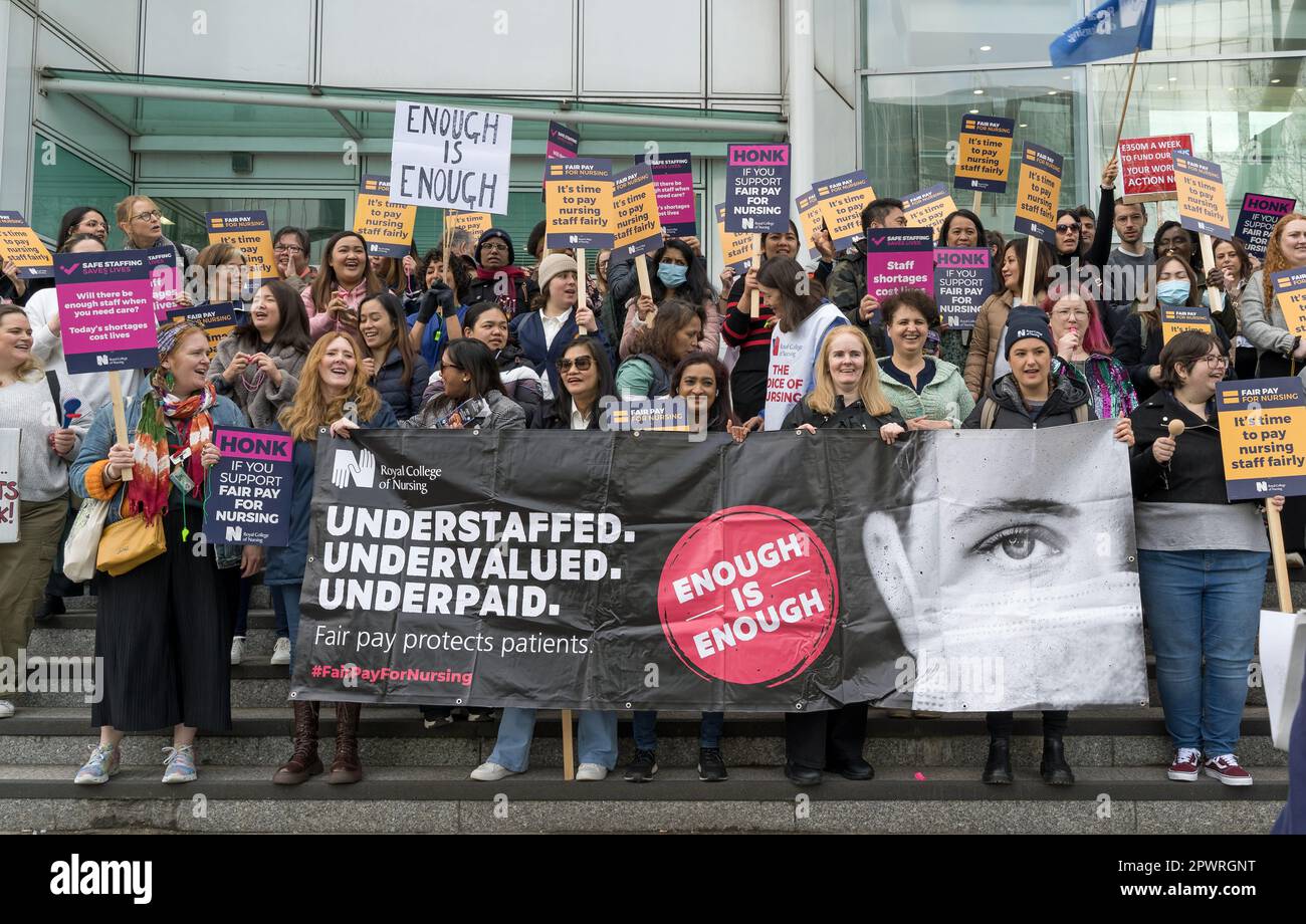 Krankenschwestern streiken an der offiziellen Streikpostenlinie vor dem UCL Hospital, protestieren gegen faire Bezahlung und Arbeitsbedingungen im NHS. London - 1. Mai 2023 Stockfoto