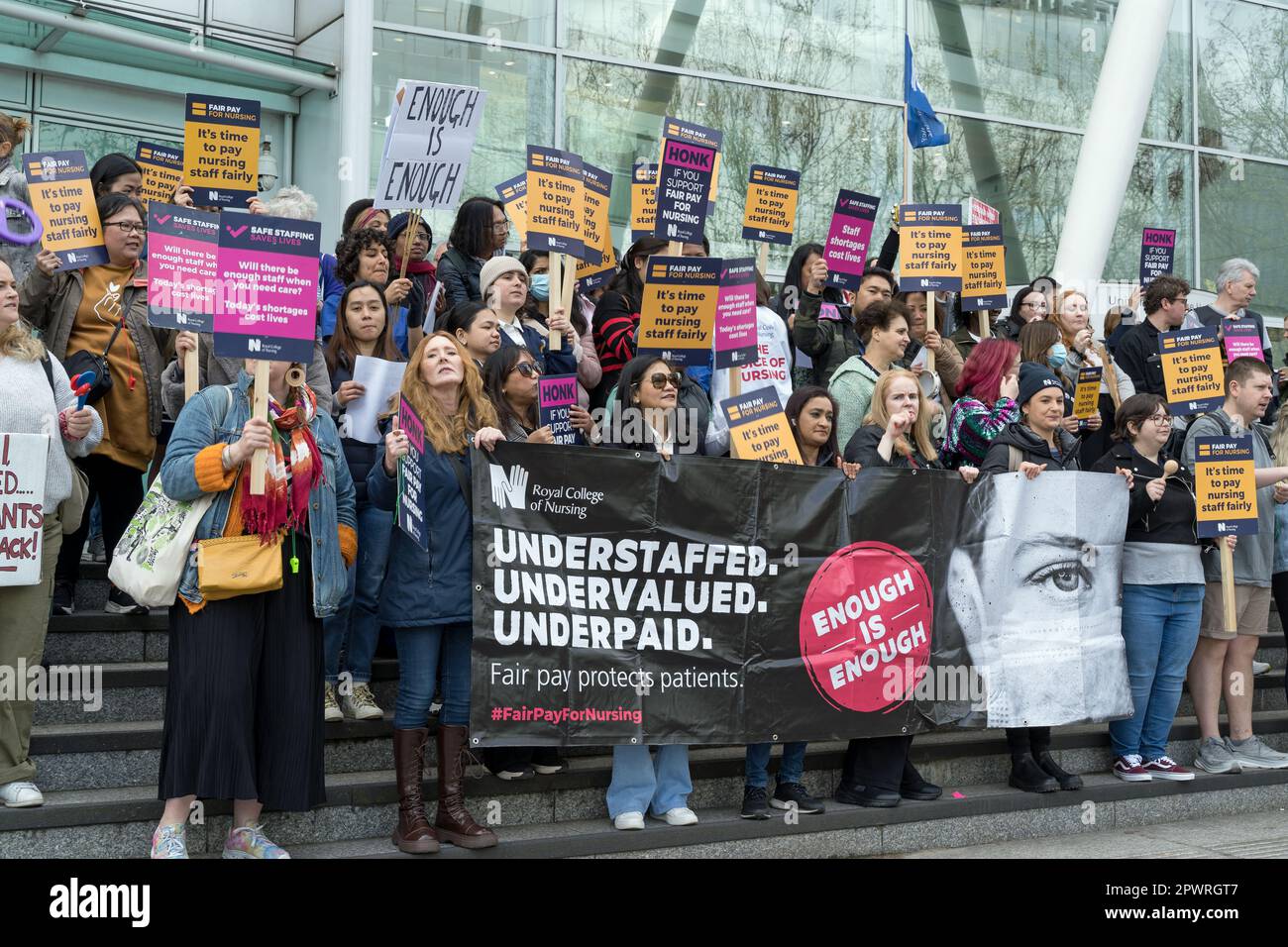 Krankenschwestern streiken an der offiziellen Streikpostenlinie vor dem UCL Hospital, protestieren gegen faire Bezahlung und Arbeitsbedingungen im NHS. London - 1. Mai 2023 Stockfoto