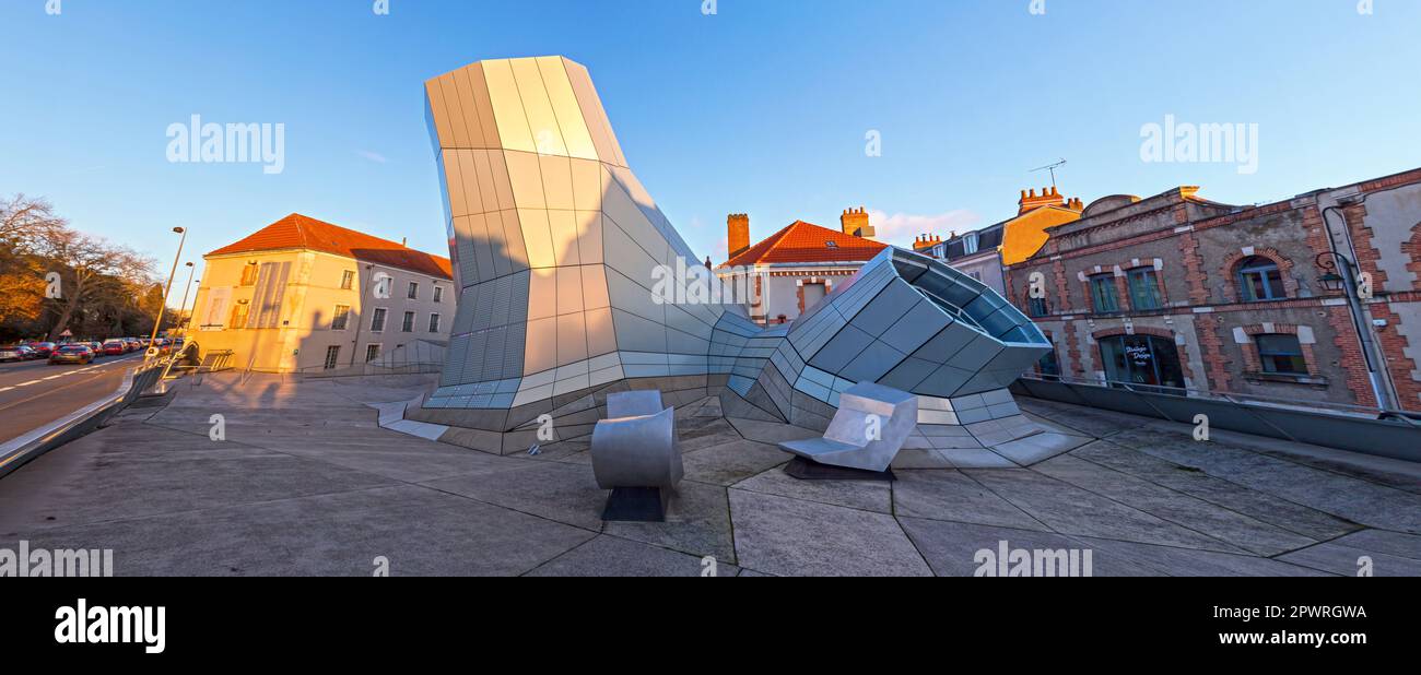 Orleans, Frankreich - 21. JANUAR 2022: Das Frac Centre-Val de Loire ist eine öffentliche Galerie zeitgenössischer Kunst der Region Centre-Val de Loire in Frankreich. Stockfoto