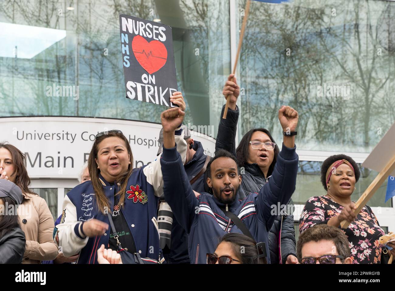 Krankenschwestern streiken an der offiziellen Streikpostenlinie vor dem UCL Hospital, protestieren gegen faire Bezahlung und Arbeitsbedingungen im NHS. London - 1. Mai 2023 Stockfoto