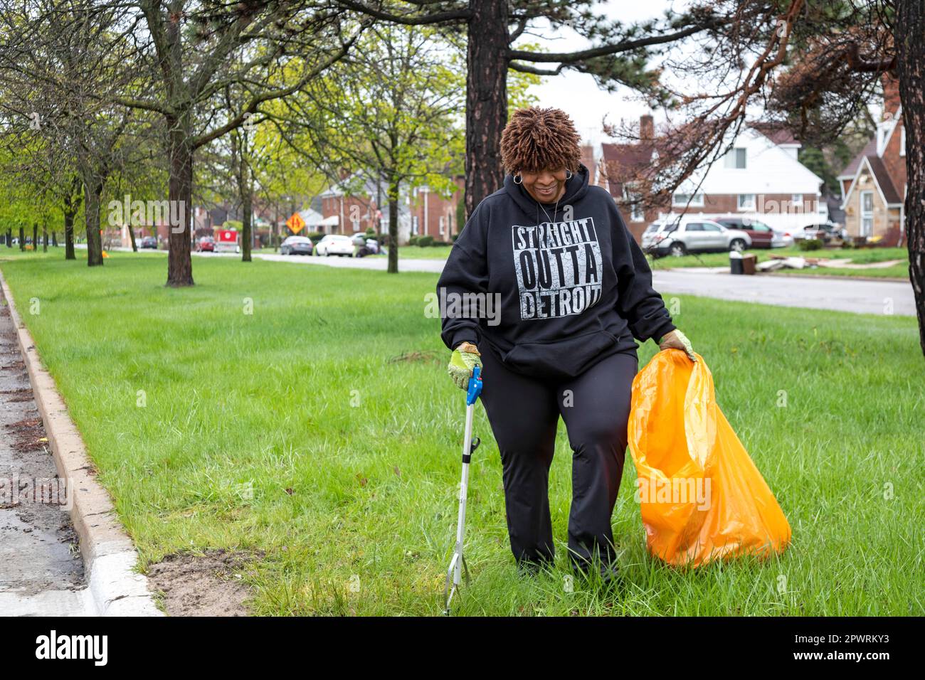 Detroit, Michigan – Freiwillige von der Morningside Community Organization säubern Müll aus einer Straße in ihrer Nachbarschaft. Stockfoto