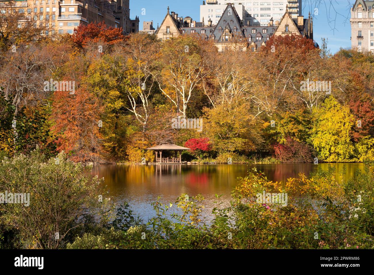 Historisches Viertel Central Park West am See in Herbstfarben. Upper West Side, Manhattan, New York City Stockfoto