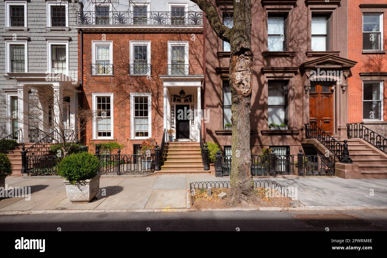 Typische Reihe von Stadthäusern und Sandsteineineingängen in Brooklyn Heights, New York City Stockfoto