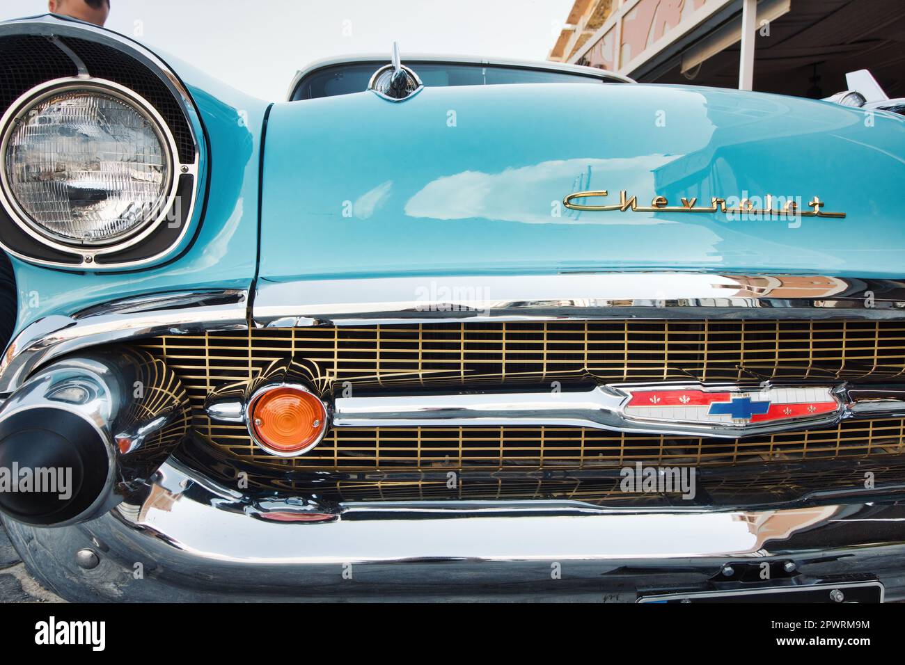 Nahaufnahme des Grills und der Stoßstange eines marineblauen 1950er Chevrolet Belair Stockfoto