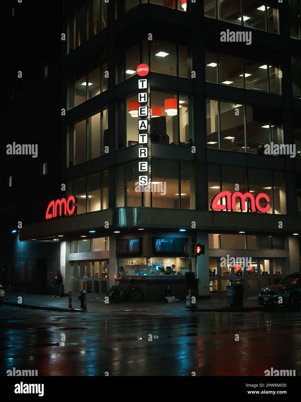 AMC Village 7 Schilder bei Nacht, Manhattan, New York Stockfoto