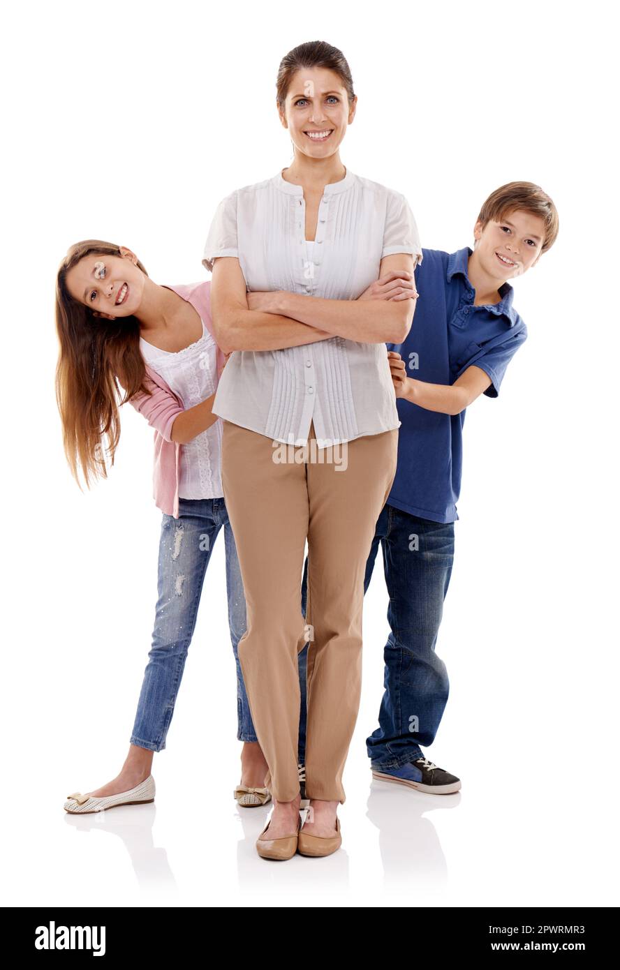 Regel Nummer 1: Respektiere deine Mutter. Das Porträt einer glücklichen Mutter, die mit ihren beiden Kindern neben ihr steht. Stockfoto