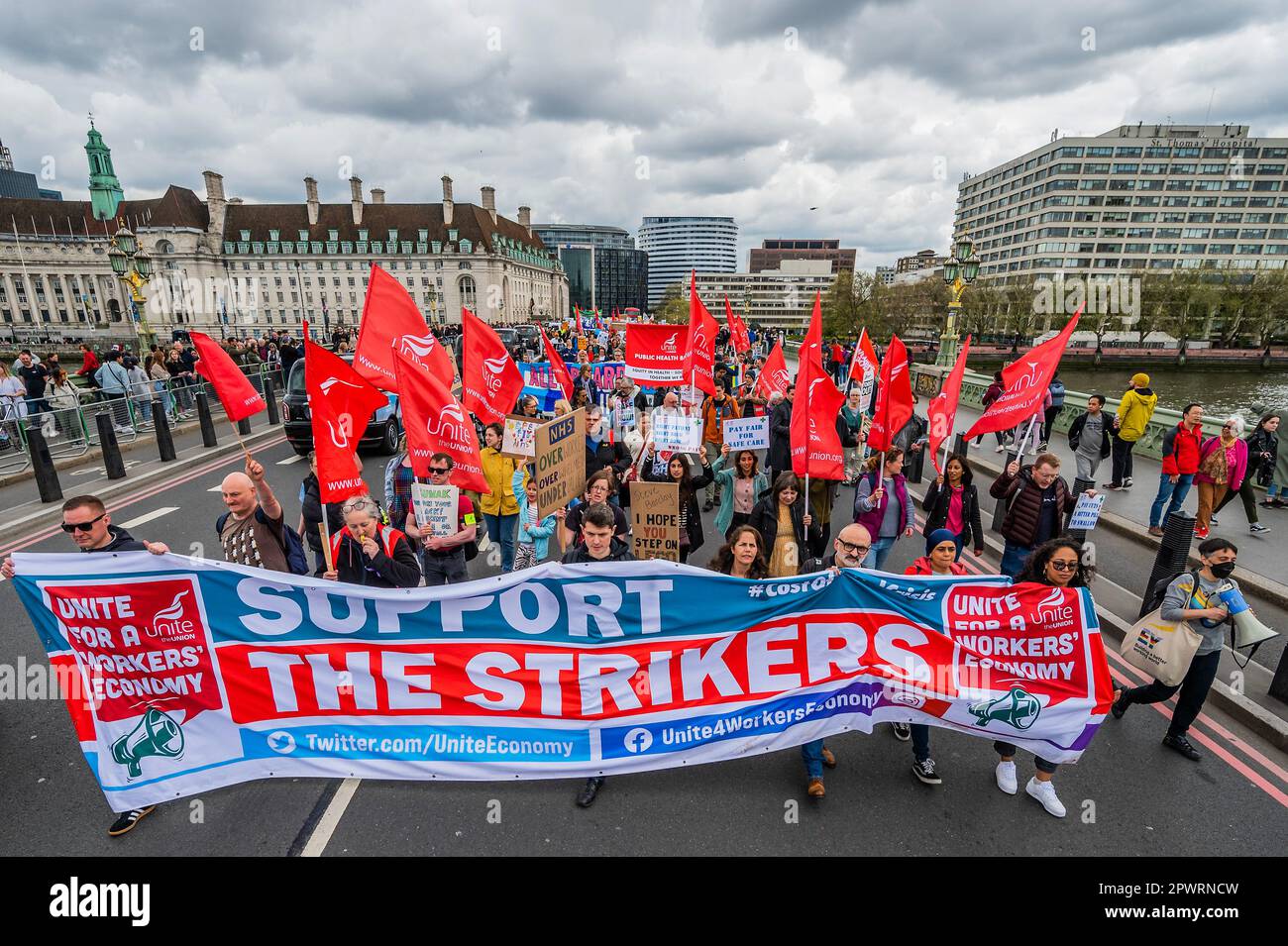 London, Großbritannien. 1. Mai 2023. Ein Streikposten von Krankenschwestern vor dem St. Thomas' Hospital geht zu einem marsch durch westminster. Sie ist Teil des vom RCN organisierten Streiks über die Bezahlung von Krankenschwestern, obwohl der marsch aus irgendeinem Grund von der Unite Union geleitet wird. Kredit: Guy Bell/Alamy Live News Stockfoto