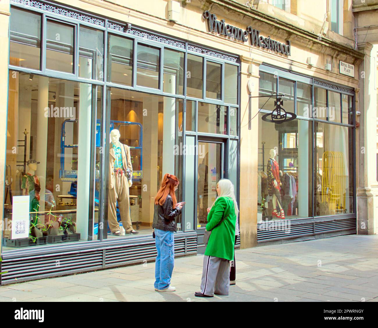 Glasgow, Schottland, Vereinigtes Königreich, 1. Mai 2023. UK Weather: Sonniger Mayday in der Stadt, während die Arbeiter ihre Arbeit machten. Die stilvolle Meile, das Juwel in der Krone des Einkaufszentrums in schottland. Vivienne westwood-Laden an der buchanan Street. Credit Gerard Ferry/Alamy Live News Stockfoto