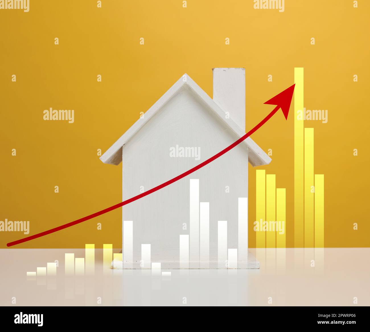 Holzhaus und ein Diagramm mit Wachstumsindikatoren. Steigende Immobilienpreise. Steigende Hypotheken, hohe Mieten Stockfoto