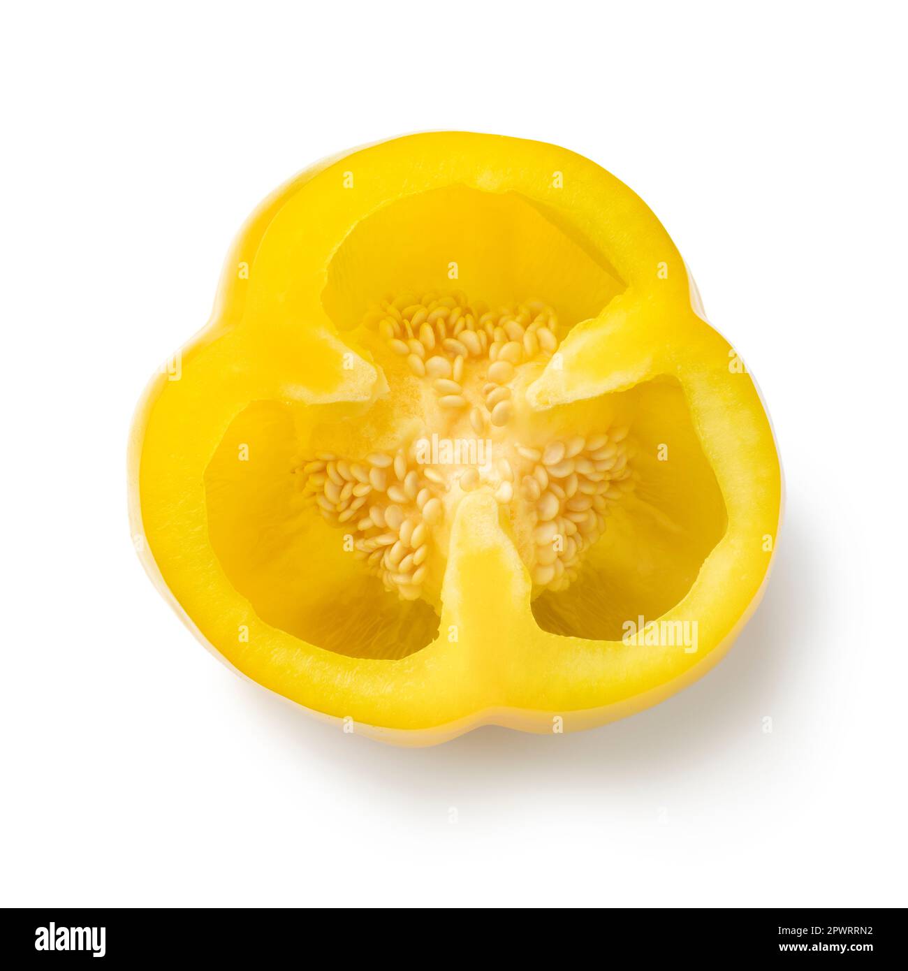 Samen in einer frischen gelben Paprika im Inneren, isoliert auf weißem Hintergrund Stockfoto