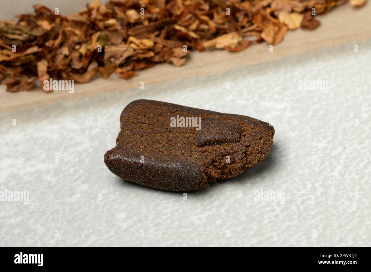 Zutaten für einen Joint mit einem Stück afghanischem Hasch isoliert auf weißem Hintergrund Nahaufnahme Stockfoto