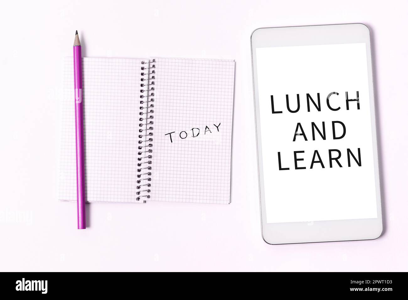 Schild, auf dem „Lunch and Learn“ (Mittagessen und Lernen), „Word Writed on Have Meal and Study Motivation for Education Learning Eating“ (das Wort auf „Essen“ Stockfoto