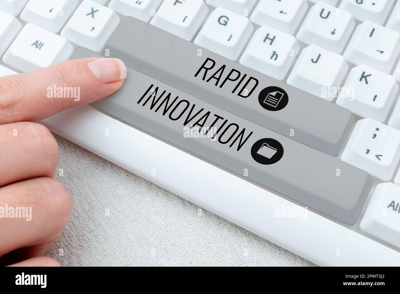 Handgeschriebenes Schild Rapid Innovation, Konzept, das charakteristisch für eine Website ist, die Suchmaschinenalgorithmen verwendet Stockfoto