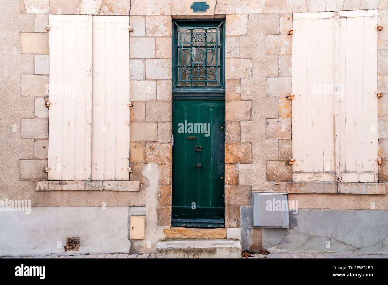 Fenster mit Holzläden, architektonische Details Stockfoto