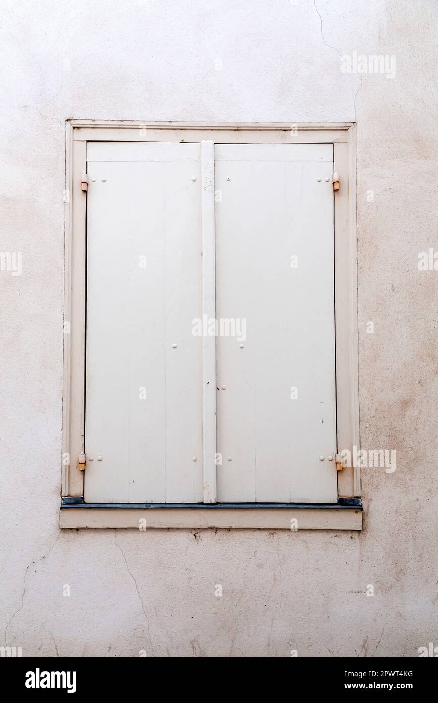 Fenster mit Holzläden, architektonische Details Stockfoto
