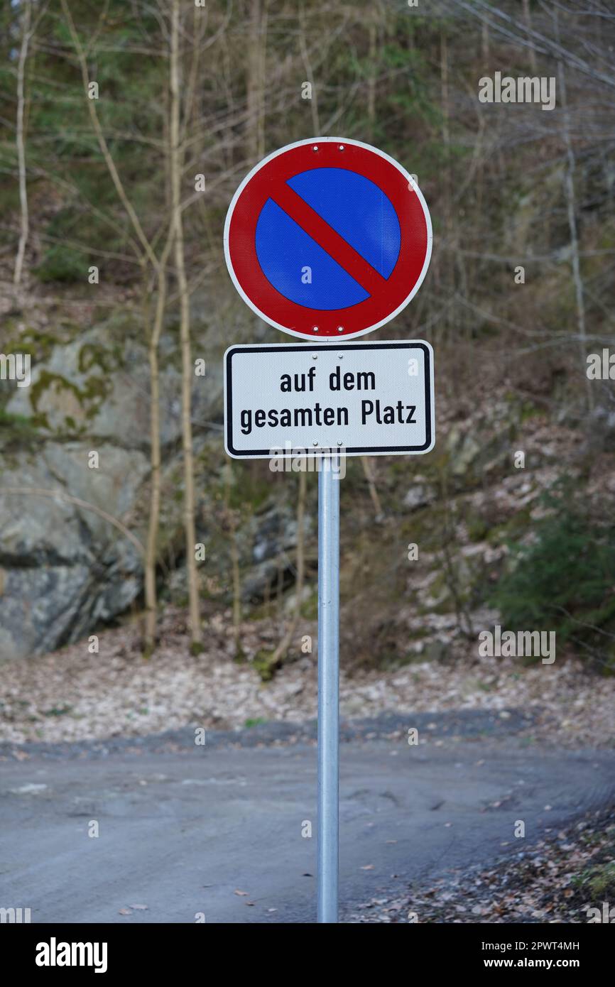 Stopping restriction („auf dem gesamten Platz“), Deutschland. Stockfoto