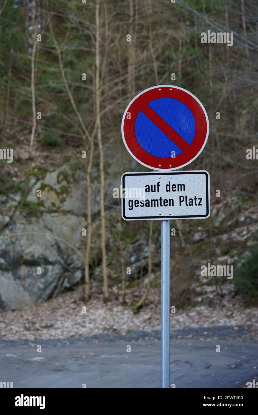 Stopping restriction („auf dem gesamten Platz“), Deutschland. Stockfoto