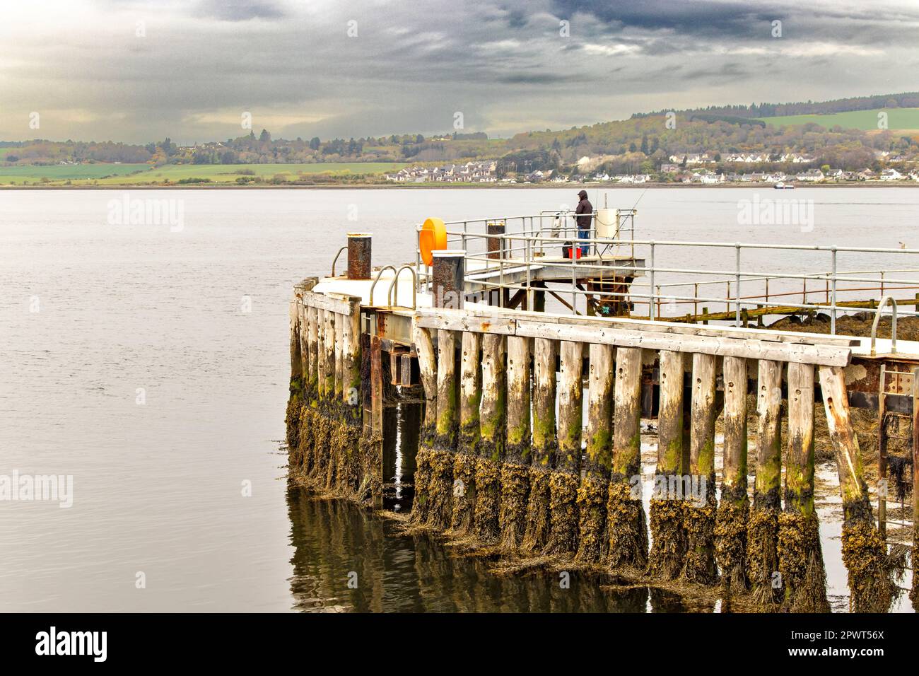 Inverness Schottland Caledonian Canal Sea sperrt Fischer auf dem alten Pier, der die Schleuse mit Blick auf Beauly Firth verbindet Stockfoto