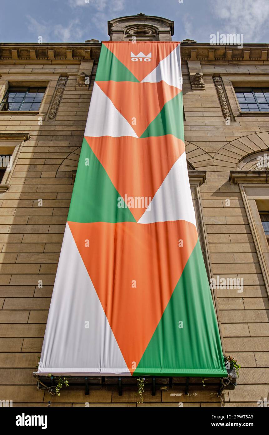 Rotterdam, Niederlande, 27. April 2023: Blick nach oben auf ein großes Banner in den Farben Grün und Weiß der Stadt und die Nationalfarbe Orange, auf der sa Stockfoto