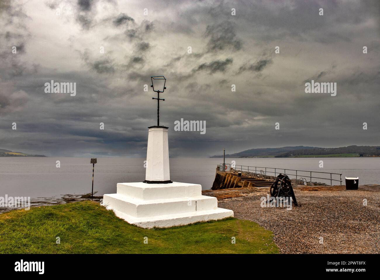 Inverness Scotland The White Beacon am Clachnaharry Sea Lock mit Blick auf Beauly Firth Stockfoto