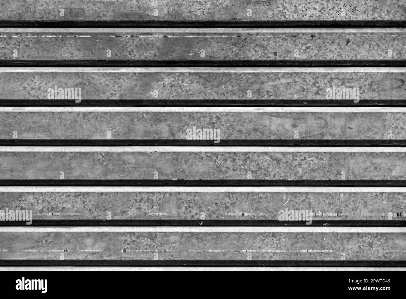 Grunge-Metall-Garagentor-Texturhintergrund, Used-Fragment-Nahaufnahme mit Kratzern und Details der Alterung Stockfoto